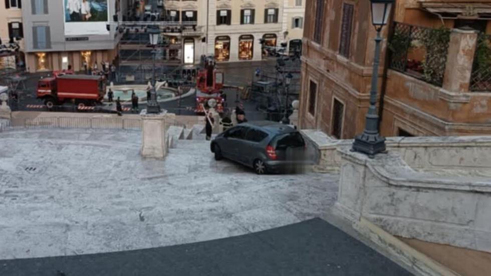 Ρώμη: 80χρονος οδήγησε Mercedes στα σκαλιά της Πιάτσα ντι Σπάνια!